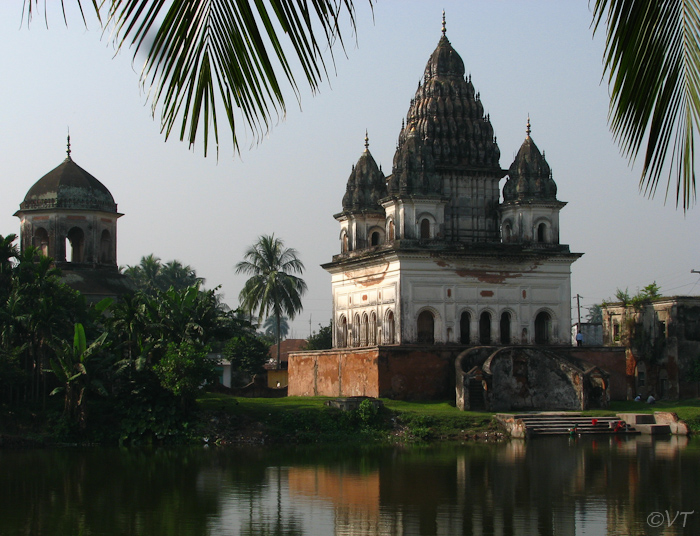 45 shiva tempel uit 1823 in Puthia