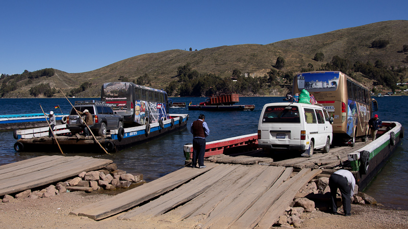 met de bus op de veerboot reizen we naar Copacabana