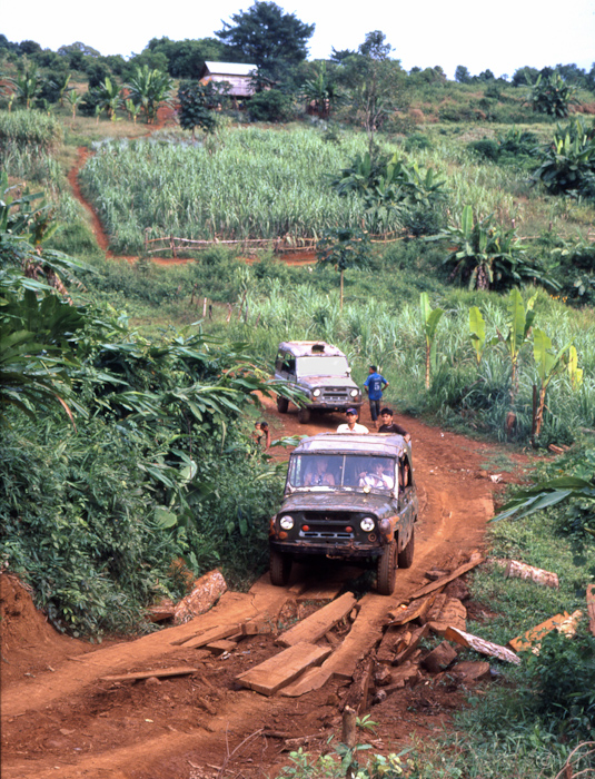 62  Ratanakiri, Russische jeeps