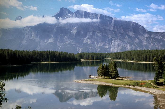 09 Two Jake Lake bij Banff in de Rocky Mountains