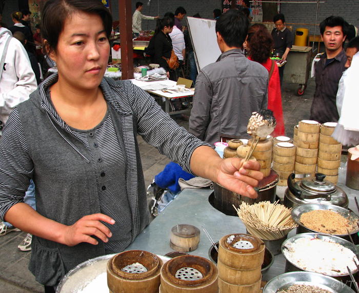 Gestoomde rijstsnacks in de moslimwijk in Xian