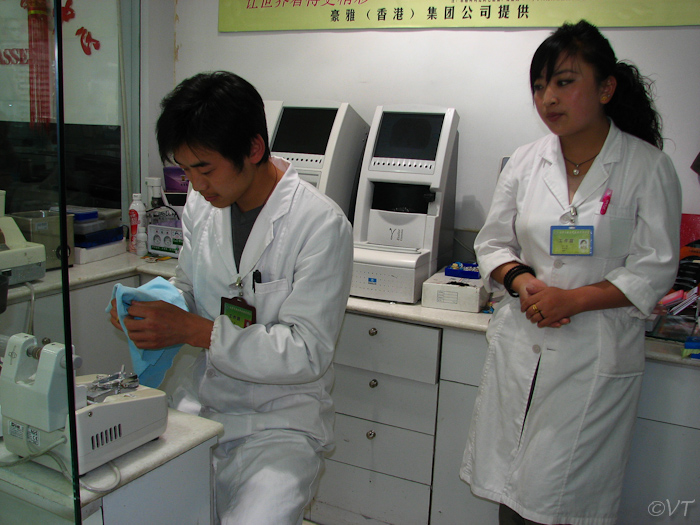 Mijn nieuwe bril was binnen 30 minuten klaar, Lhasa Tibet