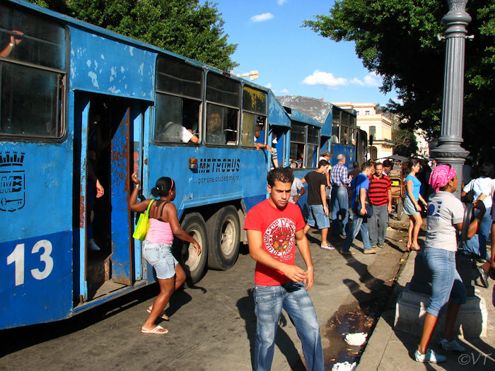 23 in deze bijzondere trailer-bussen kunnen wel 200 passagiers