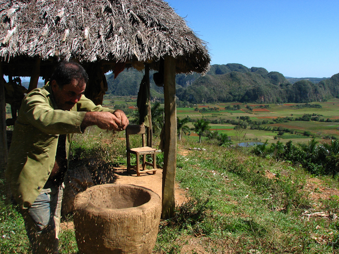 30 een boer die zijn eigen koffie maalt