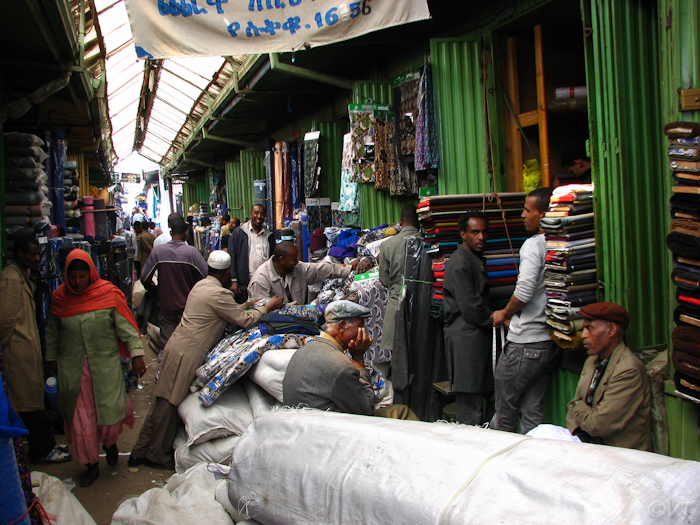 004 De Merkato is de grootste markt van Afrika