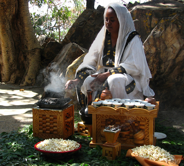 065 De koffieceremonie is een typisch Ethiopisch gebruik