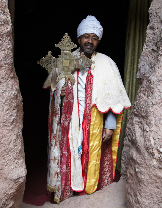 074 Priester met een handkruis