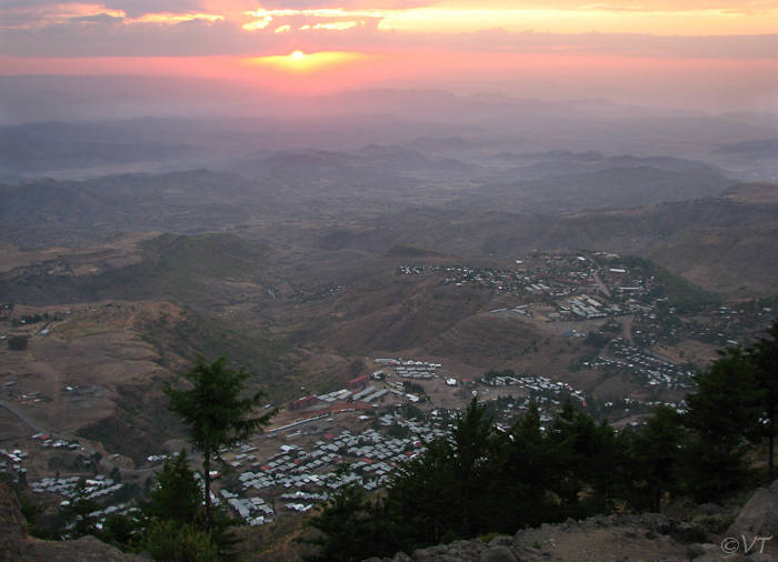 094 Uitzicht over Lalibela tijdens de afdaling