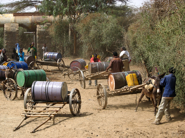 153 Water halen bij een bron