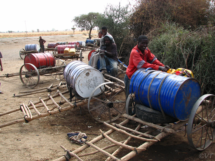 154 Water halen bij een bron