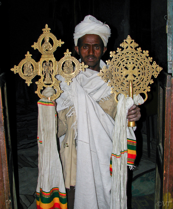 092 De priester aldaar met zijn handkruizen