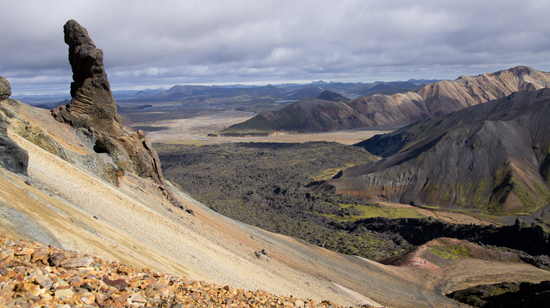 Laugahraun (lavaveld) met daarachter de camping van Landmannalaugar