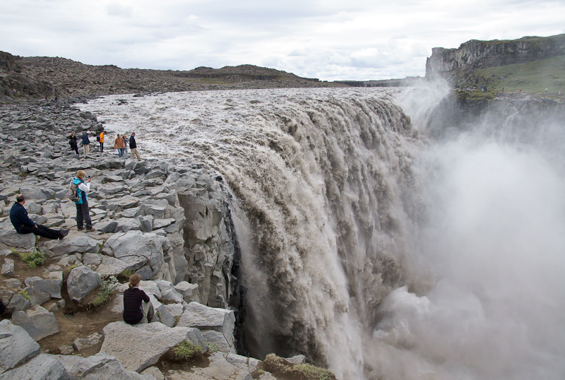 de 44 meter hoge Dettifoss gezien vanaf de oostelijke oever