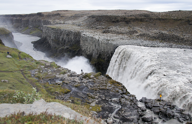 de 44 meter hoge Dettifoss gezien vanaf de westelijke oever
