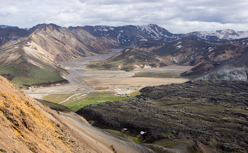 de camping in Landmannalaugar met rechts het Laugahraun (lavaveld)
