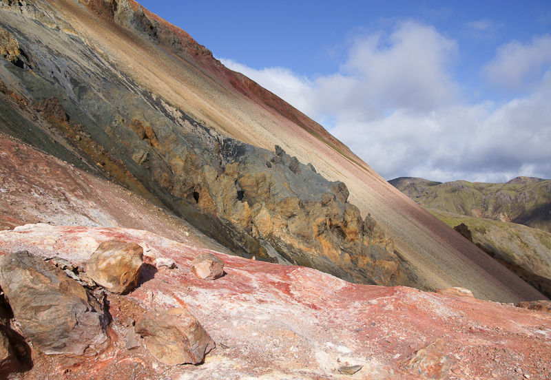 onderweg zagen we prachtig gekleurde ryolietbergen