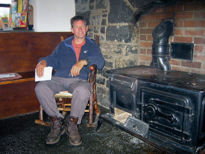 28 Doolin, bij kachel in ons hostel