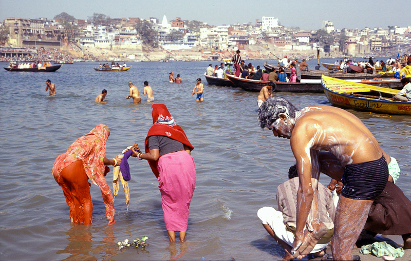 baden op de rustige oevers van Mother Ganga