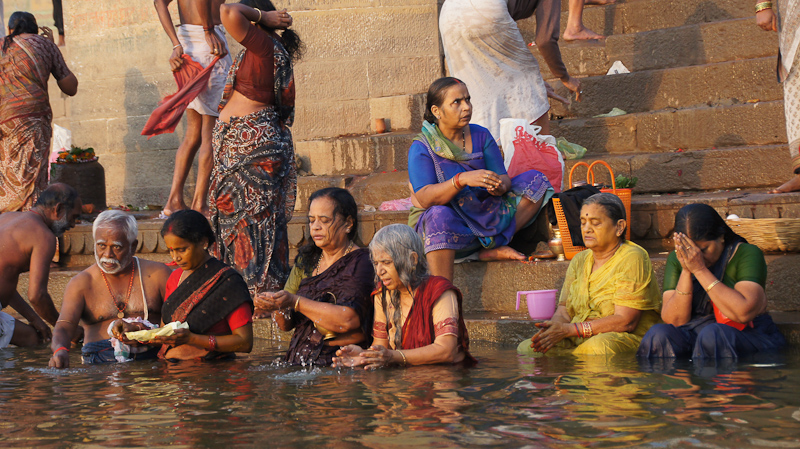 ochtendbad in de Ganges in Varanasi