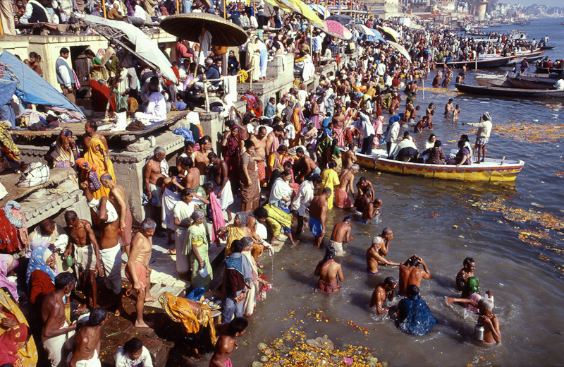 ook in Varanasi waren miljoenen Hindoes op de been