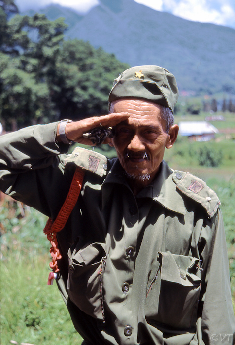 16  een veteraan in een zelfgemaakt uniform