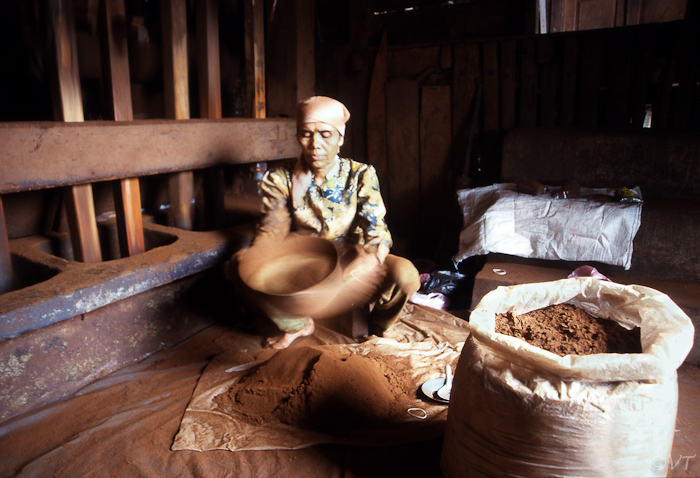 17  de koffie wordt door stampers fijn gemaakt