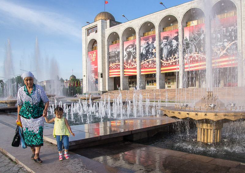 Ala-Too plein met shoppingmall
