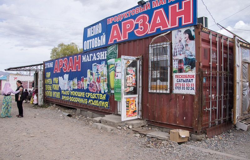 de supermarkt gemaakt van twee geschakelde containers in Kochkor