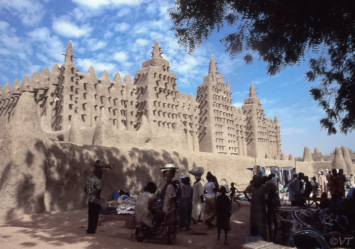 19 De grootste lemen moskee ter wereld in Djenne