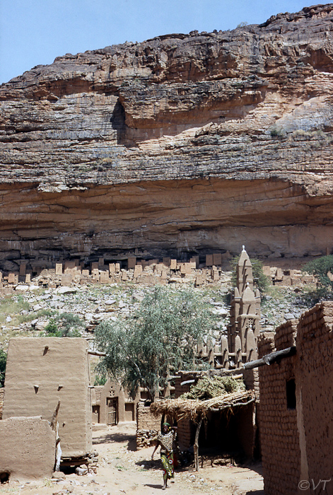 68 Ende-dorp met de moskee en de falaise