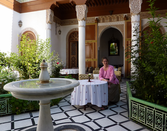 010 Een rustpunt in het hectische Marrakech