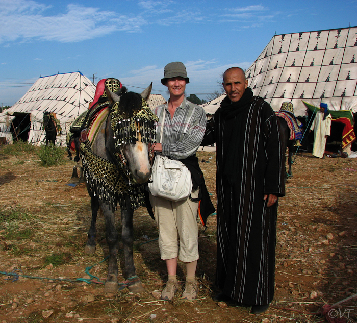 100 Deze vriendelijk woestijnnomad nodigde ons uit in zijn tent