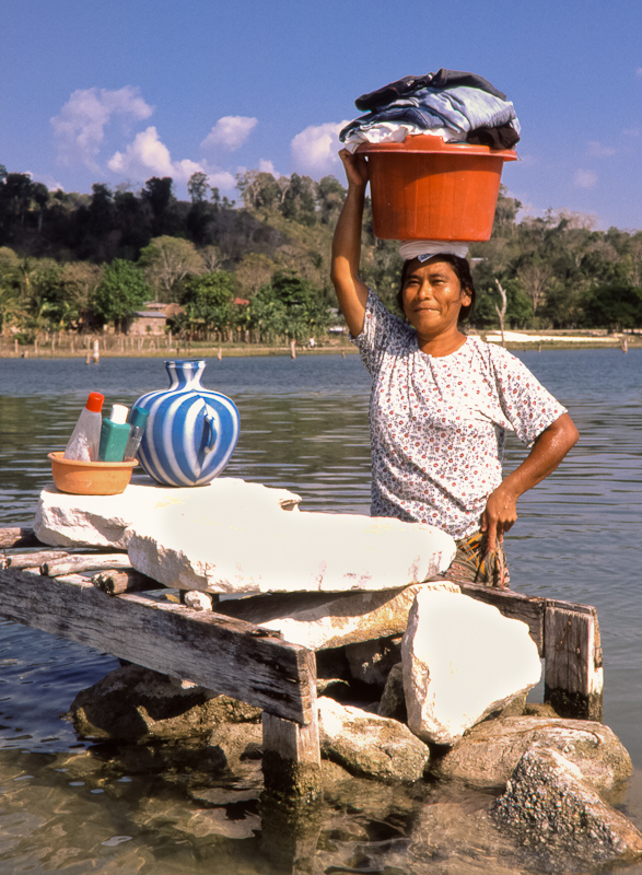 04  Guatemala, de was doen in het meer