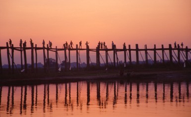 De U-beinbrug van 1,2 km teakhout