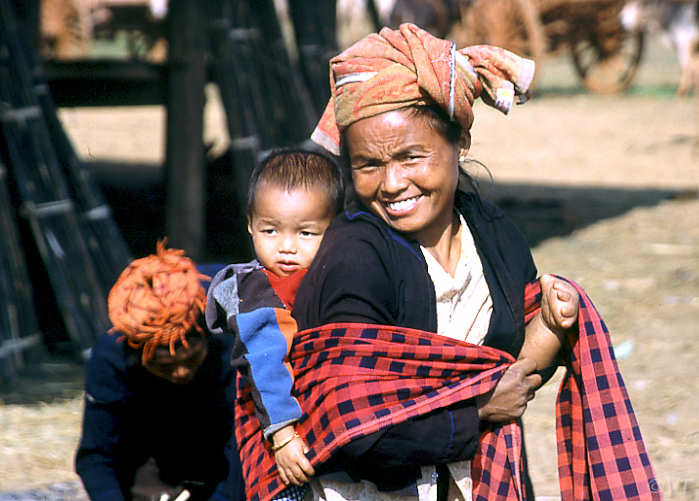 16-Pa-O vrouw op markt aan het Inle lake