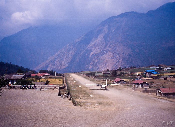 50a  Lukla, de meest beruchte airstrip ter wereld