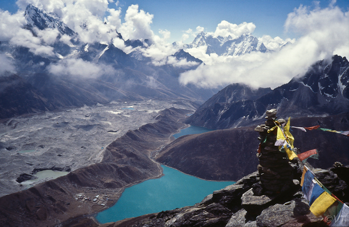 53  Gokyo-meren met Gokyo-nederzetting op 4780 meter