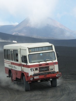 Op de achtergrond ligt de Etna