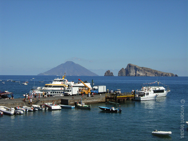 09 De actieve Stromboli-vulkaan in de verte