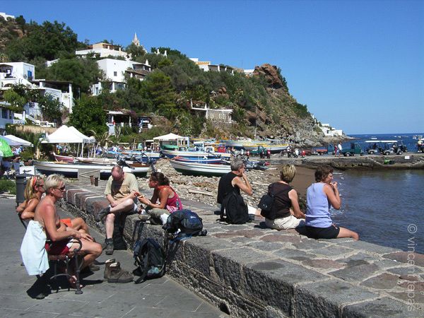 31 Wachten op de boot naar Lipari
