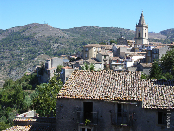 37 Novara di Sicillia bergdorp