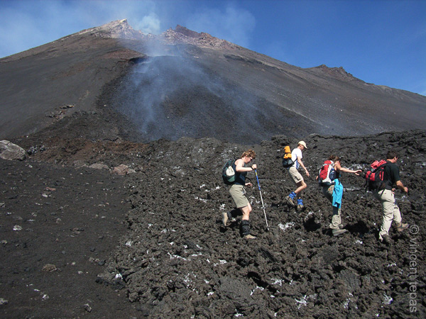 48 Over de nog verse lava