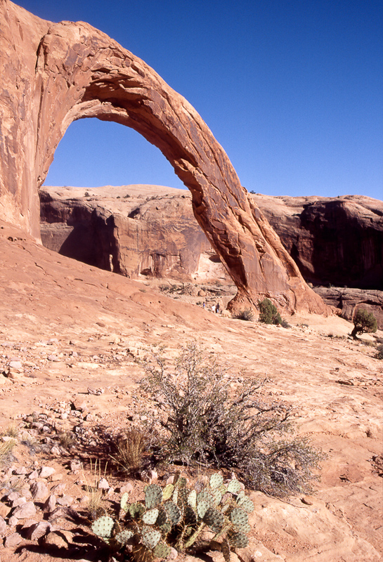 Utah, grote boog, let op de mensen aan de voet 