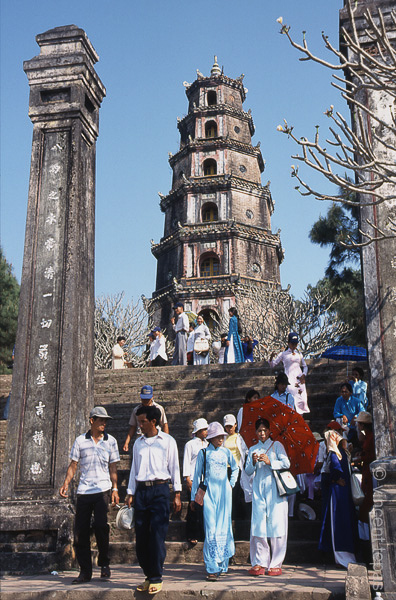 44 Thien Mu pagoda aan de Parfum rivier