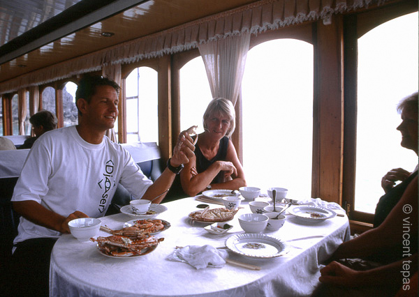 65 Heerlijke zeevislunch op de boot in Halong Bay